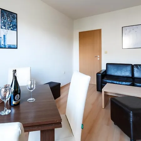 Charming 1 Bedroom For 2 People דירה
